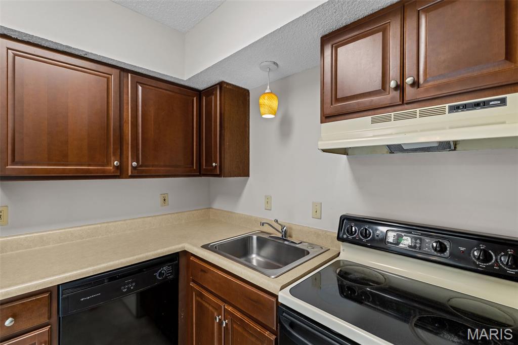 Brentwood Forest Condo Ph Six T - Residential