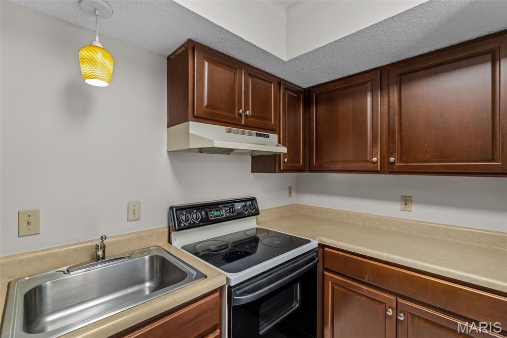 Brentwood Forest Condo Ph Six T - Residential