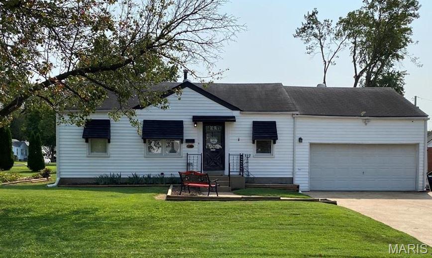 Wonderful single family home on a large corner lot with 3 bedrooms and 1 full bathrooms. Finished basement gives tou a ton of additional living space.  A large garage loft provides additional space for workshop, studio and/or storage.  Private back yard and beautiful open kitchen with stainless appliances.