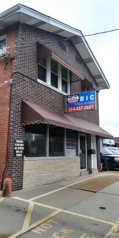 Excellent opportunity to showcase your business in a high-visibility storefront location. This bright and functional space features two private offices, a kitchen, and two bathrooms on the main level. Office dividers are available if needed.
The first floor offers approximately 900 sq ft of leasable area. The basement provides ample additional storage space along with a third bathroom.
Parking: Convenient rear parking lot with access from the side of the building, plus one handicap-accessible parking space in front.
Location: Suburban area with great visibility and accessibility.
Ready for immediate occupancy!