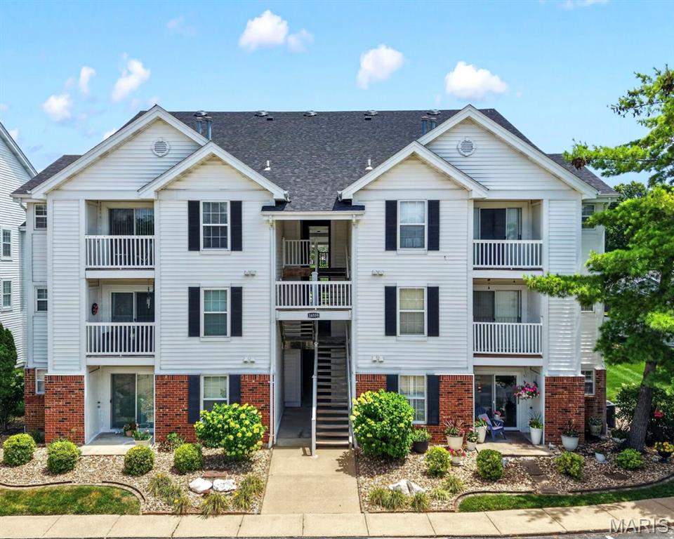 Perfectly positioned on the ground floor with no-step entry, this 2-bed/2-bath condo offers the comfort & convenience you are searching for, with features that are hard to find in Victoria Crossing. A dedicated covered carport—a sought-after bonus not included with every unit—means protected parking year round.  Inside, you'll find a light-filled interior featuring a thoughtfully updated eat-in kitchen with quartz countertops, recessed sink, and tile backsplash. Newer windows and slider, accented with plantation shutters adding energy efficiency and charm. Updated lighting throughout gives the space a fresh, modern feel. Step outside to your private patio with an additional storage closet, perfect for seasonal items and outdoor essentials. Beyond your front door, enjoy all that Victoria Crossing has to offer ~ including two swimming pools, tennis & basketball courts, a playground, and a scenic community lake. With affordable HOA dues of just $255 per month, this condo delivers exceptional value, low-maintenance living, and amenities that make every day feel a little more like a retreat.  Ground-floor living, covered parking, tasteful updates, and resort-style amenities—this one truly stands out.