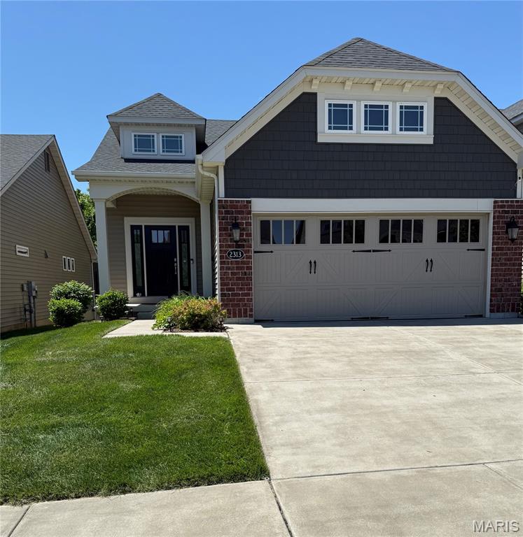 Location is excellent and villa is only 6 years old. Shows like new. Better hurry!