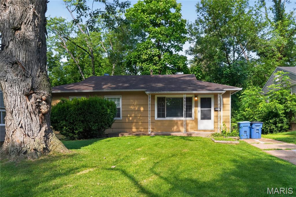 Discover the charm of this well-maintained 3-bedroom, 1.5-bathroom ranch in the desirable Oakwood Park community. This inviting home features classic hardwood flooring throughout the main level, providing a warm and timeless aesthetic. The functional floor plan includes an eat-in kitchen and spacious bedrooms, perfect for comfortable daily living. A large, level, and fenced-in backyard offers an ideal space for outdoor enjoyment and privacy. Complete with a full basement for ample storage and off-street parking, this property is a fantastic opportunity. Experience the comfort and convenience of this peaceful neighborhood.