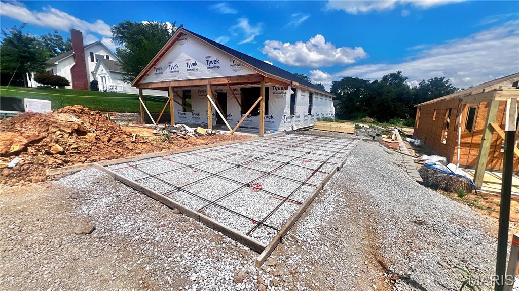 Enjoy Easy Living in This Brand-New Ranch Home! You’ll love the low-maintenance
lifestyle this NEW CONSTRUCTION ranch has to offer. Featuring 2 comfortable-sized
bedrooms and 1 full bath, this home boasts an open-concept living, kitchen, and dining
area—perfect for everyday living and entertaining.  Relax or decorate to your heart’s
content on the adorable front porch or back patio, ideal for enjoying all seasons. Inside, you’ll
find a bright and spacious interior filled with plenty of windows, offering natural light
throughout. The charming eat-in kitchen provides a welcoming space to gather, while the nice-
sized yard offers room to enjoy the outdoors. Convenience is key—this home is located just
minutes from shopping, restaurants, hospitals, doctors’ offices, and offers easy access to
major highways. A perfect blend of comfort, style, and convenience.