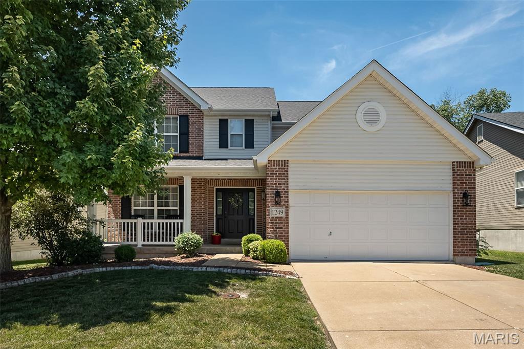 Welcome home to 1249 Woodside Drive! This spacious home in the heart of Arnold is ready for its next chapter — are you the one to write it?
Nestled in Creekside Subdivision and within easy reach of shopping, dining, and everyday conveniences, this home makes an impression the moment you step inside. The open-concept floor plan, open staircase, and bay window create a bright and airy feel, while the gas fireplace in the great room keeps things warm and inviting on those cooler Missouri evenings.
The kitchen is a genuine showstopper. An angled island anchors the space, flanked by 42" cabinetry and a tile backsplash that brings it all together. A dedicated pantry sits just off the kitchen, next to the conveniently located main-floor laundry room — because the little details matter.
Head upstairs and the owner's suite delivers. The en-suite bath features a separate soaking tub and walk-in shower, dual sinks at the vanity, and the kind of space that makes winding down feel like an event. And every bedroom — every single one — has its own walk-in closet. No fighting over storage here.
Outside, a vinyl-fenced yard is a blank slate ready for whatever you're dreaming of, whether that's a garden, a play space, or an outdoor entertaining setup.
The location truly seals the deal. Minutes from Vogel Road and I-55, you have the full Arnold shopping corridor at your doorstep and a quick drive up to Gravois Bluffs in Fenton for anything else you need. If the outdoors calls to you, Mastodon State Park and Strawberry Creek Nature Area are just a short drive away.
The unfinished basement — already roughed in for a future bath — adds serious upside for the next owner's vision.
Don't wait. Make your appointment today.
Property is offered in its current condition, but will provide passed occupancy. Seller will make no repairs.