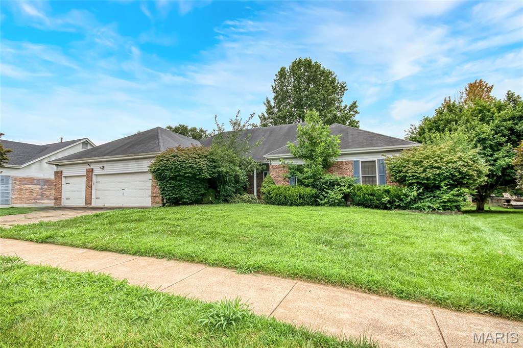 BACK ON THE MARKET. IF YOU SHOWED IT BEFORE DON'T WAIT. WE ARE ACCEPTING OFFERS UNTIL 8 pm 7/20/26.  AND MAKING A DECISION BY NOON ON MONDAY. PROPERTY SOLD AS-IS. Must have final contract approval by probate court. Lots of house for the money. Spacious 4 Bedroom 3 - 1/2 bath ranch. Vaulted great room with fireplace, dry bar, ceiling fan and open flow to the formal dining and entry. Large eat-in kitchen features built-in oven and cook-top, island with seating, dual pantries, planning desk and direct access to the three-season sun room. Breakfast area leads outside. Kitchen opens to a main-floor laundry with half bath. Primary suite includes a big walk-in closet, bay window and ceiling fan. Primary bath offers double vanity, separate soaking tub and shower, linen closet and marble flooring. Bedrooms 2–4 are roomy with ceiling fans and closet organizers. Finished lower level adds lots of extra living space with fireplace insert, full bath and abundant storage. Exterior highlights a circular paver patio off the three-season room with built-in grill. 3-car garage, stained six-panel wood doors and updated lighting. Located in Beautiful Barrington Downs which is an HOA and does not allow you to park commercial trucks or trailers outside your garage.