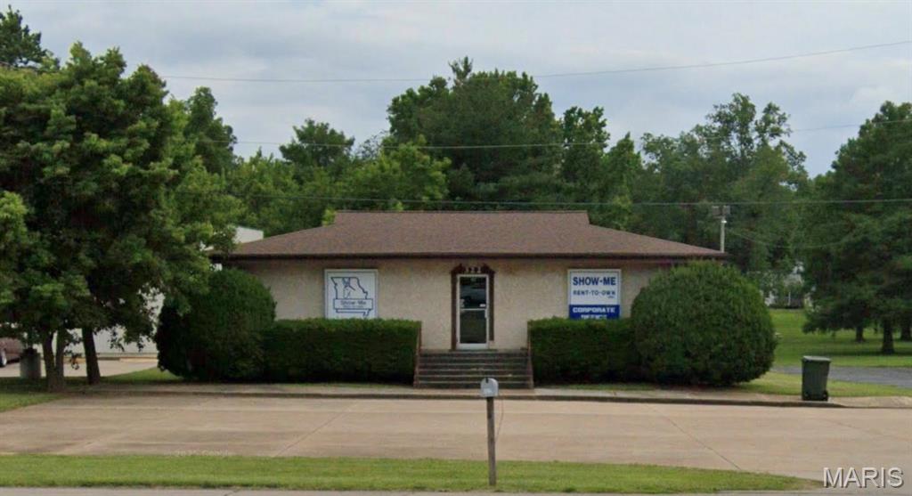 Get Amazing visibility for your business with this .515 acre lot with 89 feet of road front.  This property is visible from the busiest Intersection in Farmington with 13,500+ vehicles passing through daily.   10,000+ of those vehicles will pass in front of this property daily.  Business along Karsch Blvd.  visible from this property include CVS, Dollar Tree, McDonalds, a large regional grocery,  convenience gas/store with a Little Ceasars, Huddle House, Papa John's and O'Reilly Auto Parts This would be a perfect piece of property for a tear down and build for a national or regional business.