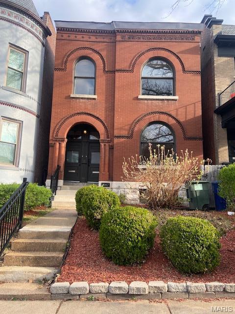 This 2 bedroom/1 bath unit is spectacular. The second floor unit offers large spacious bedrooms, an open floor plan, exposed brick, tall ceilings, a small balcony, and so much more!!! Great location! Don't miss the opportunity for a 2 bedroom 1 bathroom upstairs unit. Close to SLU, SLU Hospital and many great restaurants and shops. Deposit is $1350 and there is a non refundable application fee of $39 per adult. Location: City, Upper Level