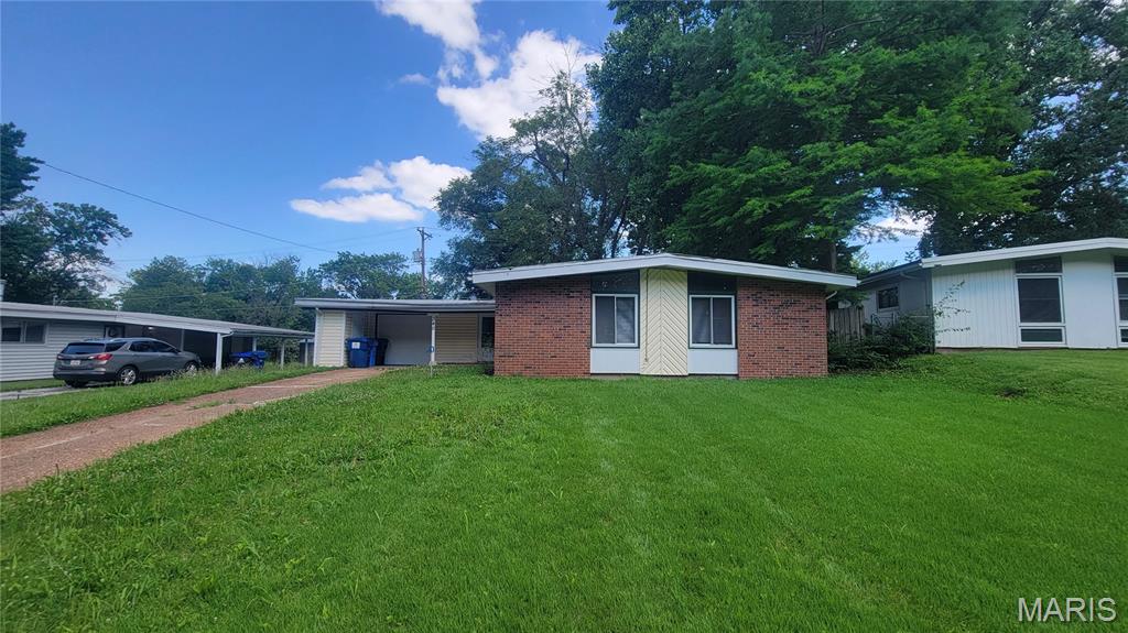 OUTSTANDING OPPORTUNITY!!! This fabulous Florissant ranch is sure to please!  Large rooms, vaulted ceilings and more!  Updated kitchen & baths, doors, hardware, trim, pre-way fireplace and attached garage make this one a WINNER! Schedule a showing today! Property is to be sold in its current as-is condition with no warranties or representations by the Seller. Seller will not make repairs nor provide any inspections. Seller's addendum is required after terms of sale are agreed upon. Special Sale Contract (Form #2043) required. Proof of funds or pre-approval letter required with offer.
