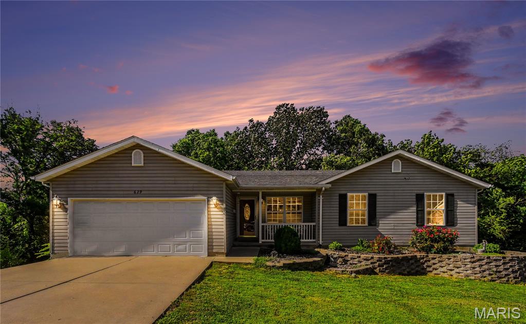Stop and see this beautiful 4-bedroom, 3 full-bath home located in the highly desirable Festus School District! Nestled on a quiet cul-de-sac, this home offers plenty of space for family living and entertaining. The main level features a spacious living room, a well-appointed kitchen, and a dining area perfect for everyday meals or special gatherings. Upstairs, you'll find three comfortable bedrooms and two full bathrooms.
The finished lower level boasts a large fourth bedroom, a full bathroom, and ample space for an additional family room, recreation area, or home office. The walk-out lower level provides easy access to the backyard and adds even more versatility to the home.
Step outside from the kitchen onto the back deck, where you can enjoy family gatherings, barbecues, or simply relax while overlooking the yard. Don't miss the opportunity to make this wonderful home your own!