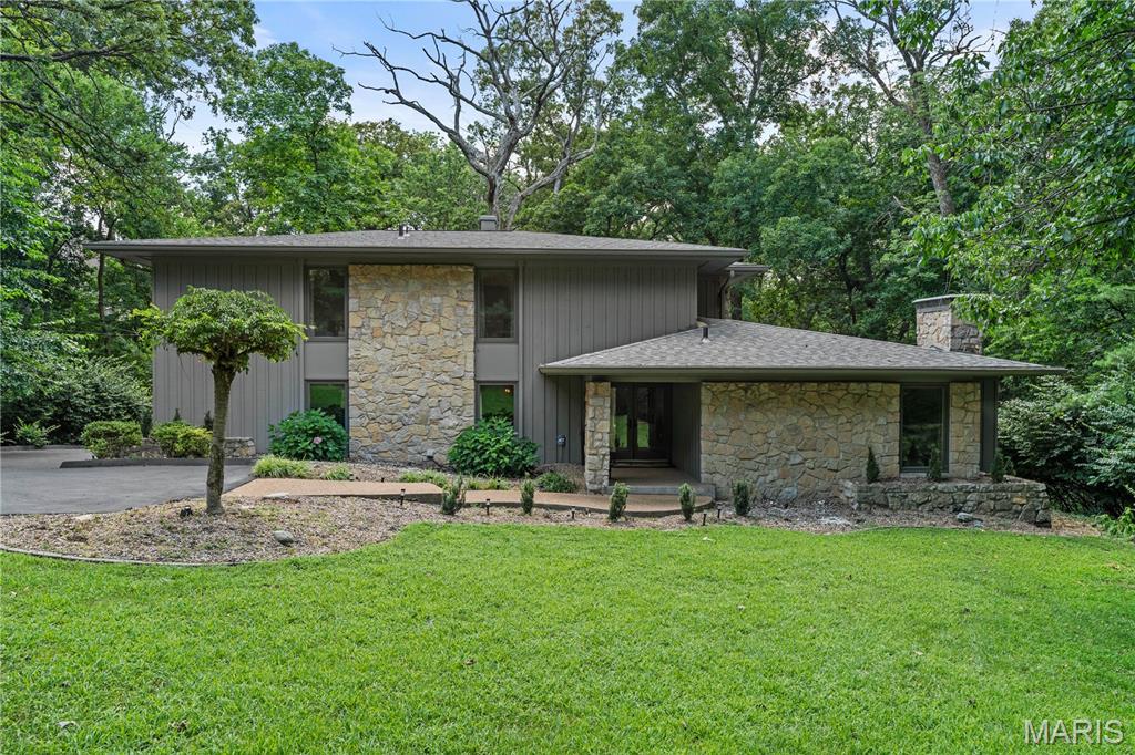 This contemporary home in Mason Wood Estates offers a seamless blend of style, space, and privacy. The main floor features hardwood flooring throughout, a spacious living room with access to a large deck, and a formal dining room for entertaining. The kitchen is bright and fresh, featuring white marble counters, custom cabinetry, and stainless appliances, including a Sub-Zero refrigerator, a picture window, and a second access to the deck. Upstairs, you'll find three bedrooms, including a primary suite with a gas fireplace, spa-like bath with a walk-in tile shower, jetted tub, granite double vanity, and a large walk-in closet with a sitting area. The finished walk-out lower level adds a fourth bedroom, full bath, and generous rec/family room. Set on nearly 1.5 acres and backing onto woods, the property offers access to a private walking trail and patio space, perfect for enjoying the natural surroundings. The mudroom off the kitchen leads to a 3-car garage. Mason Ridge Elementary.