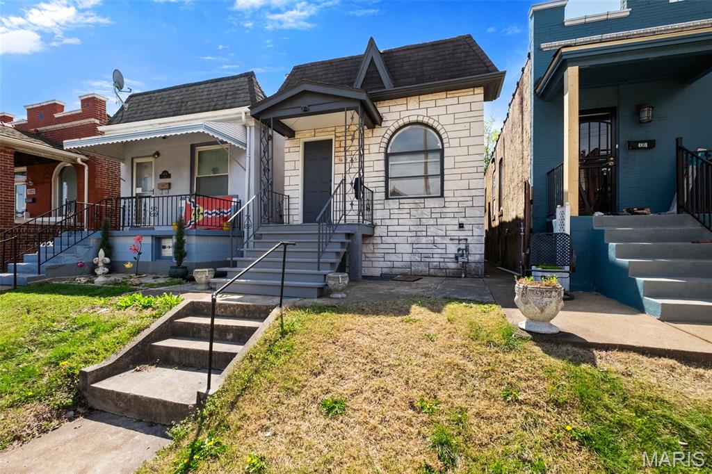 Located in the heart of The Hill, this fully updated 2 bed, 2 full bath home puts you steps from some of St. Louis’ best restaurants, markets, and neighborhood charm.


Inside, you get all new flooring throughout and a completely refreshed kitchen with brand new 42 inch cabinets that give you both style and storage.


The layout is flexible and functional with one bedroom and full bath on the main level, plus a second bedroom and full bath in the finished lower level. Perfect for guests, roommates, or added privacy.


Whether you are looking for a primary home, a city getaway, or a strong rental opportunity, this one checks the boxes.


Walkable location. Updated finishes. Move in ready.


Do not miss it.