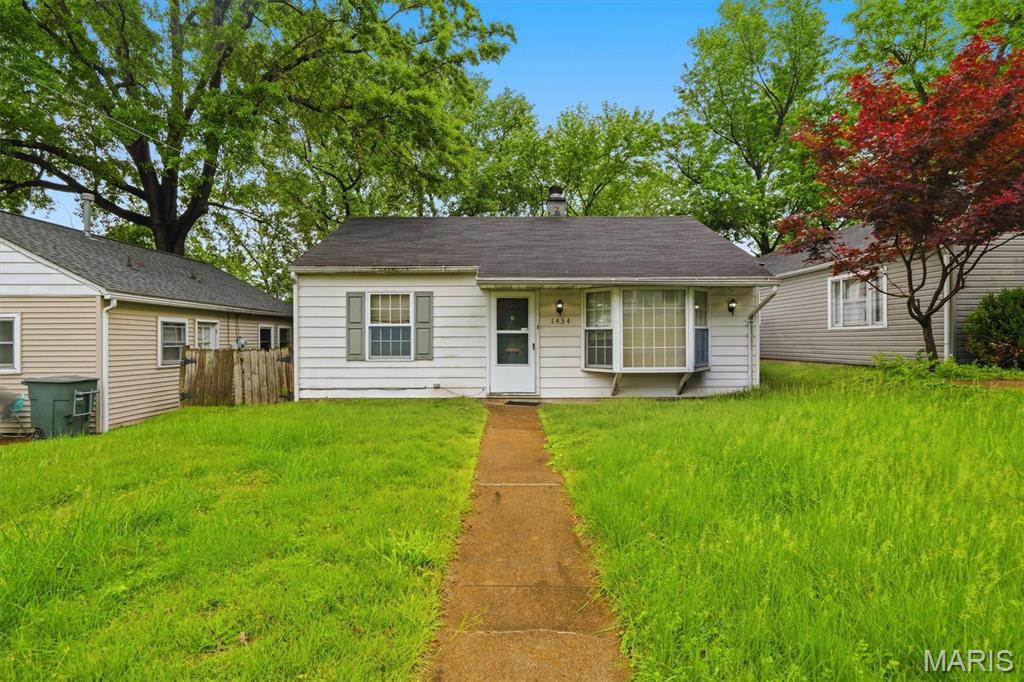 Investment opportunity! 1434 Cutter features a spacious floor plan with 2 bedrooms and 1 bath. Just a short walk to many restaurants, Forest Park, the zoo, the Muny and the Washington University campus. Plus, the ease of access to I-40/64 and a short distance to I-44.