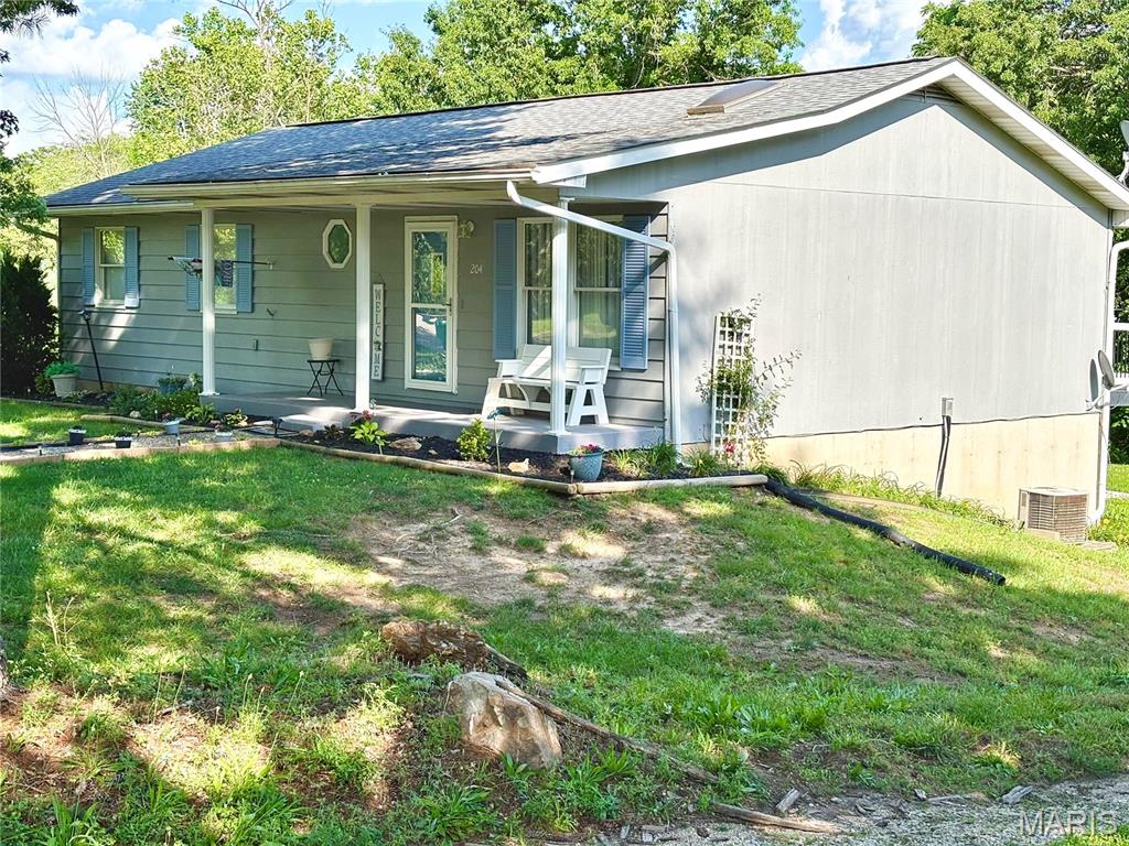 Well maintained 3 bedroom ranch style home with 2 full bathrooms on a double lot with a tuck under garage. Laundry on main level and also hookups in the basement. Roof replaced in the last couple of years. New gravel on drive.
Entered for comparable purposes only.