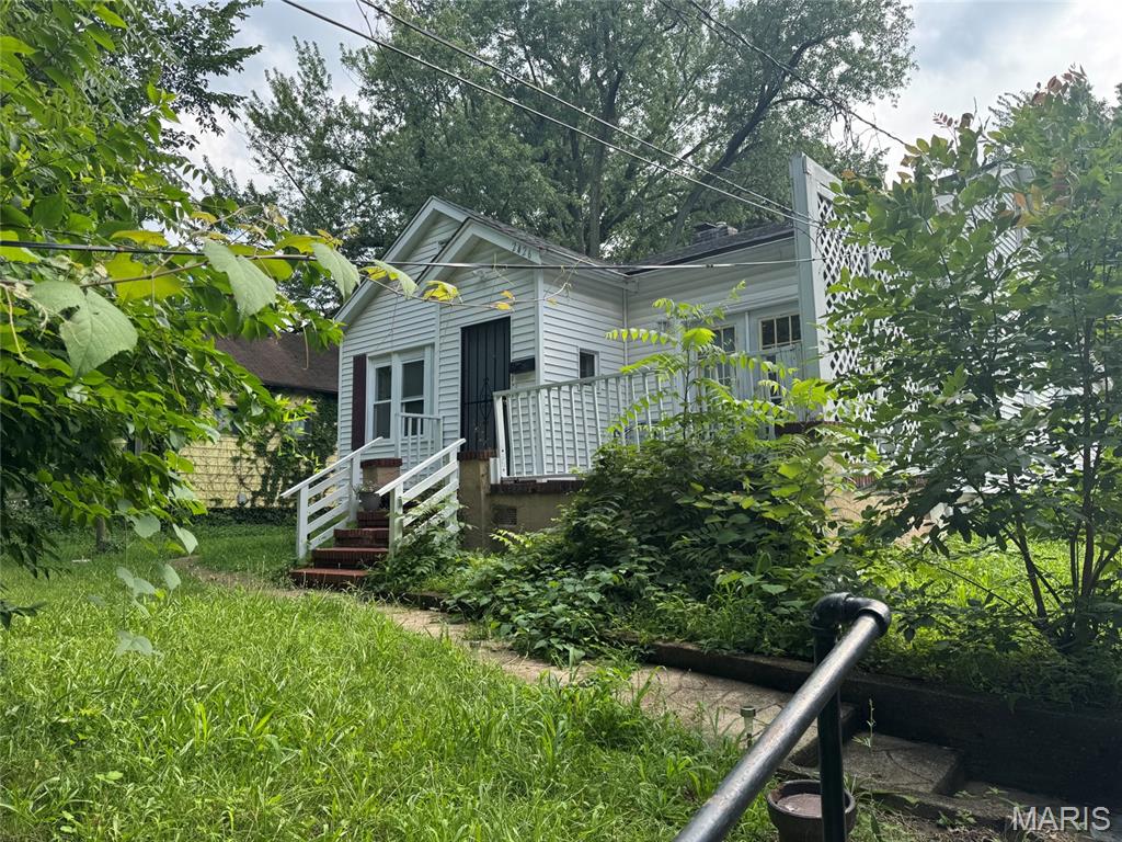 INCOME PROPERTY for sale in Saint Louis County, Missouri. This cute 2 bedroom 1 bath ranch is tenant occupied with section 8 tenant paying $880/month. The tenant is in good standing with professional property management in place. The home offers hardwood flooring, large bedrooms, custom finishes, off street parking with alley access and a full basement. Jump into investment property or add to your portfolio with this solid single family.
