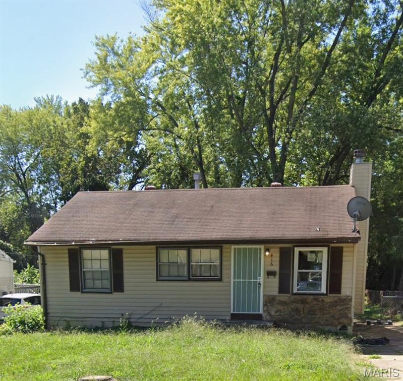 Section 8 Welcome! Come take a look at this cozy 3 bedroom,1 bathroom home. Nice hardwood floors, fresh paint. Refrigerator, stove included. Enjoy your backyard with off street parking. New stack and New AC- Perfect addition to your investment portfolio. This is rented Section 8 for $895 through December.