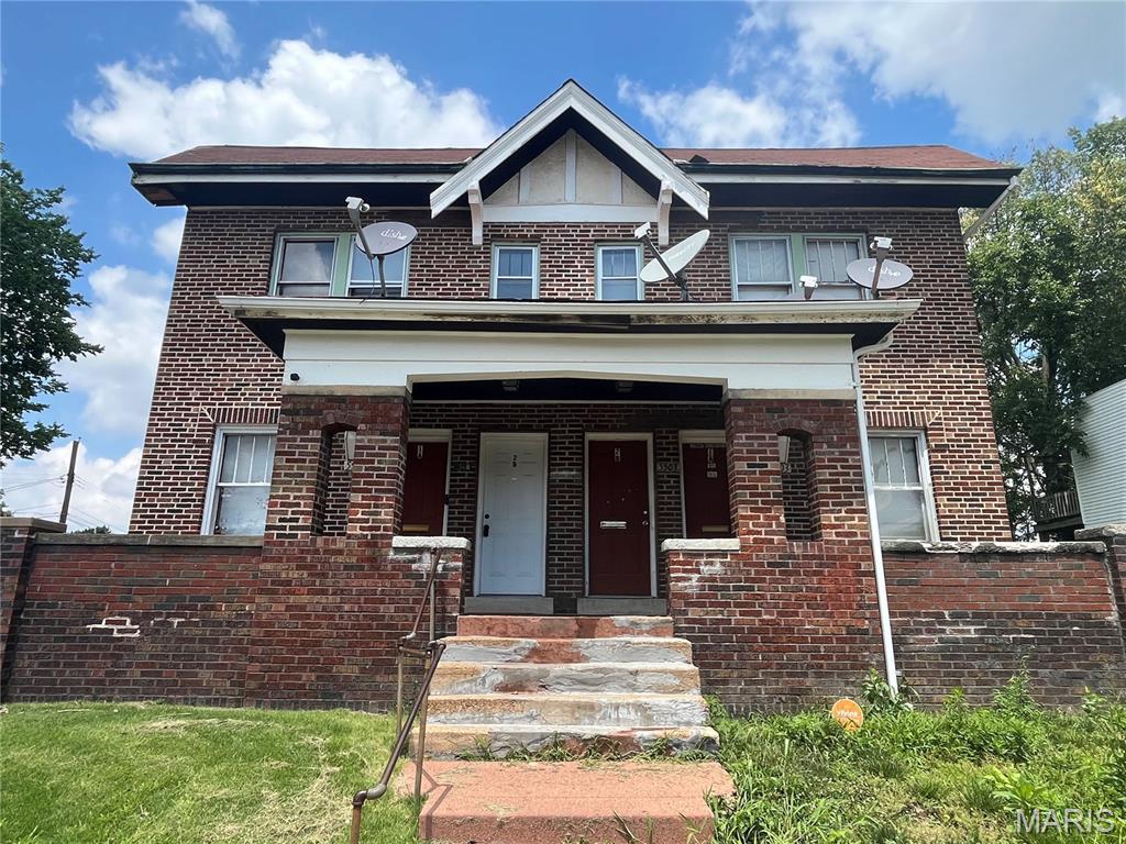 Investor opportunity in North St. Louis! 4-family property currently generating $1,565/month in gross rental income. Three of the four units are occupied, providing immediate income potential for investors seeking an addition to their rental portfolio.
One vacant unit is available for viewing via ShowingTime, while the occupied units are showable with an accepted contract. Whether you're looking to stabilize rents, add value through updates, or expand your multifamily holdings, this property offers strong upside potential in an active rental market.
Property is being sold as-is. Buyer to perform all due diligence.