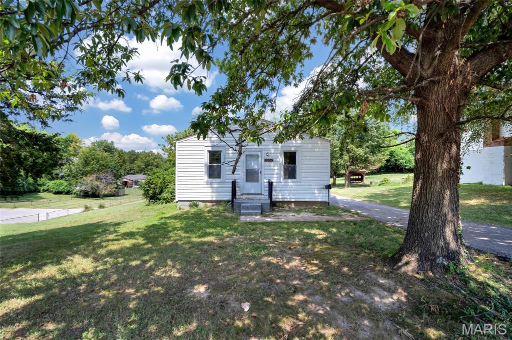 Welcome to 10525 Hobday in St. Ann! This lovely 1-bedroom, 1-bathroom home offers a cozy and functional layout perfect for a first-time buyer, downsizer, or investor. Inside, you’ll find a comfortable living space with a kitchen, dining area, and an unfinished basement with laundry hookup—ideal for extra storage or future finishing.
Step outside to enjoy the spacious lot, complete with a mature shade tree in the front yard, creating a welcoming curb appeal and a great space for outdoor relaxation. Conveniently located near shopping, dining, parks, and highways, this home blends comfort and accessibility.
Don’t miss your chance to make this affordable gem your own! Home being sold AS-IS.