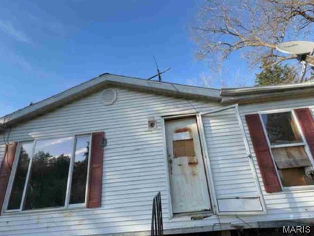 Great opportunity on this mobile home. It offers approximately 1,344 square feet of living space with 3 bedrooms and 2 bathrooms. Built in 2017 repairs and updates are needed but has potential. Property sold "AS-IS" without contingencies, repairs, warranties, guarantees or representation as to listing accuracy, property information, photo or other depiction included or described herein. Inspect prior bidding. Auction.