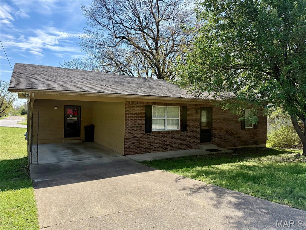 Check out this 2 bedroom, 1 bath home at 1714 Wallace Street. The spacious 14x17 living room provides plenty of room to relax or entertain. The 16x10 eat-in kitchen features an all electric setup and includes an electric stove, dishwasher, and refrigerator. Both bedrooms are approximately 11x10, offering flexibility for a variety of needs. A separate 6x12 laundry room adds extra storage and convenience. Situated on a double lot totaling approximately 0.35 acre m/l, this property offers extra outdoor space and added potential. With a simple, efficient floor plan, this home is a great option for buyers looking for low-maintenance living.