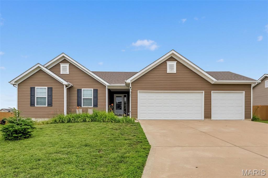 Welcome to this beautiful custom-built home offering the perfect combination of space, comfort, and functionality. Featuring 4 bedrooms and 3 full bathrooms, this home boasts an open-concept floor plan designed for modern living and entertaining.
The main level features a spacious living area that flows seamlessly into the kitchen and dining space, creating an inviting atmosphere for family gatherings and guests. Convenient main-floor laundry adds to the home's practicality.
Upstairs, you'll find three  bedrooms, including a comfortable primary suite, downstairs a fourth bedroom, and a full bathroom—ideal for guests, extended family, or a private retreat.
Step outside to enjoy the huge backyard, offering endless possibilities for outdoor entertaining, recreation, gardening, or simply relaxing. This thoughtfully designed custom home delivers the space and amenities today's buyers are looking for.
Don't miss the opportunity to make this exceptional property your new home!