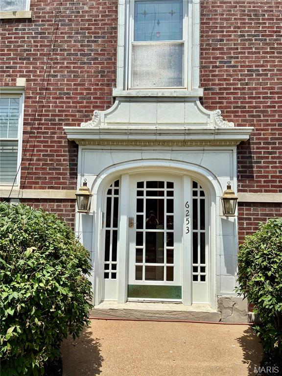 Beautiful light filled top floor unit in the popular DeMun neighborhood. Walk 2 blocks to the restaurants or 1 block to Forest Park. Hardwood flooring in the main area with carpet in the bedrooms. The living room has a coffered ceiling, wood burning fireplace and built-in bookshelf. Kitchen features 42 inch cabinets with a walk in pantry. The deck is right off the kitchen. Plenty of closets for storage as well as storage room in the basement. The unit comes with a one car garage spot. Washer, dryer and refrigerator to stay. Be the next owner of this condo in the central part of St Louis