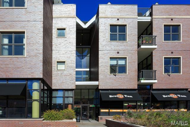 Stunning luxury condo in the sought after DeMun neighborhood with 2 bedrooms + Den + 2.5 bathrooms with over 1600 sf! This sunlit open floorplan unit boasts a gourmet kitchen with custom cabinetry, granite countertops, breakfast bar and stainless steel appliances, a spacious den/family room with gas fireplace, large open living room and dining area overlooking the floor to ceiling glass windows opening to a private balcony with a view! Expansive master suite with luxury bath featuring double sinks, soaking tub and walk in glass shower, and large walk-in closet. A second bedroom suite with private bath completes the unit. Additional features include: half bath, private laundry room with washer/dryer included, covered private balcony, hardwood flooring throughout main living areas, recessed lighting, 2 underground parking spaces in a climate controlled secure garage and spacious storage locker. All of this walkable to all of your favorite shops and restaurants on DeMun! Clayton schools! Location: Upper Level