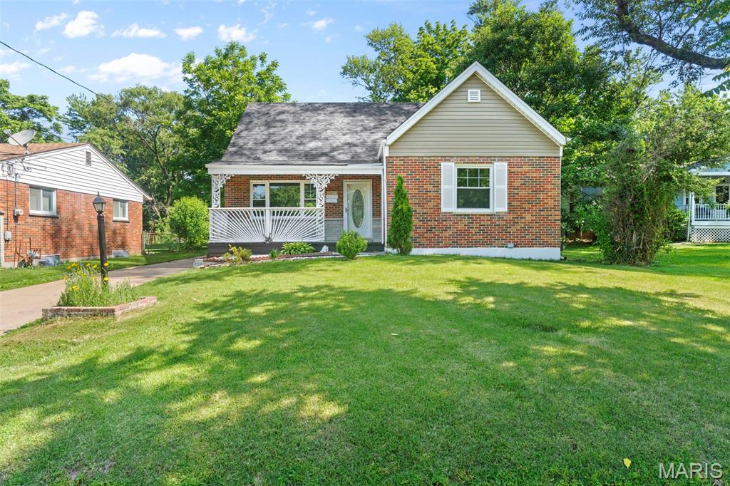 Beautifully updated 4-bedroom, 2.5-bath brick bungalow featuring a welcoming front porch, covered
back sunroom/porch, fenced backyard, and detached 2-car garage. Spacious layout with a full basement
and bonus room perfect for an office or workout space. Major updates include a new roof (2025) and
updated electric panel/exterior box (2026). Move-in ready with charm and modern convenience!