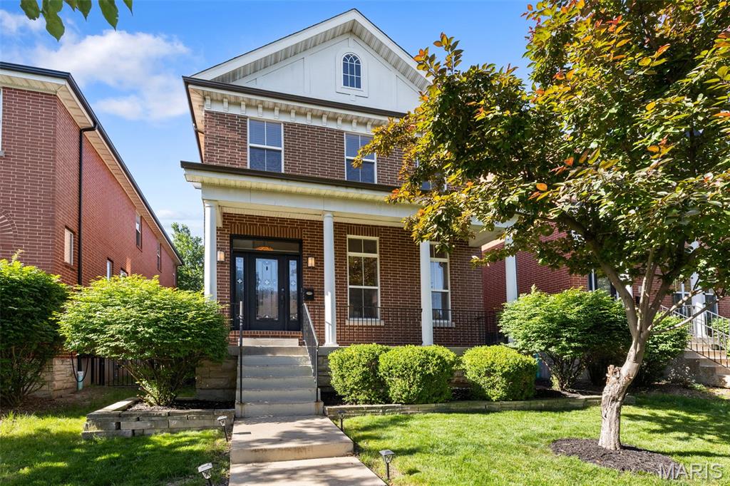 Welcome to Botanical Heights — one of St. Louis’ most loved neighborhoods where city living, walkability, and modern style all come together. Tucked away on a quiet cul-de-sac, this full brick 2-story has the kind of layout and vibe buyers are looking for right now. The main floor is bright, open, and made for real life — whether that’s hosting friends, cozy nights in, or lazy Sunday mornings. High ceilings, oversized windows, hardwood floors, a gas fireplace with built-ins, and an easy flow between spaces make the whole home feel inviting from the moment you walk in.
And honestly… the finished lower level may steal the show. With a gorgeous bar, large rec space, full bedroom, and full bath, it’s the ultimate hangout spot, guest suite, workout area, or movie night headquarters. Upstairs, you’ll find second floor laundry, spacious bedrooms with great closet space, and a calming primary suite complete with closet organizers and a luxury bathroom that feels like a little everyday escape. The big-ticket items are already taken care of too — including a newer roof, 4-year-old HVAC, newer water heater, and Vivint security system — giving buyers extra peace of mind. And then there’s the location. Walk to Tower Grove Park, Missouri Botanical Garden, coffee shops, restaurants, and all the energy that makes Botanical Heights such a fun place to live.