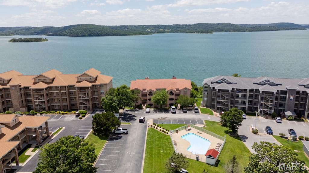 Waterfront, turn key and fully furnished 2-bed, 2-bath condo in the gated Lake Harbor Condos community on Table Rock Lake. Enjoy beautiful lake views from your private balcony and low-maintenance lake living with outstanding community amenities, including a private swimming pool, clubhouse, basketball court, tennis and pickleball courts, marina with high and dry storage.
Conveniently located 10 minutes the town of Hollister, and just 15 minutes from Branson, you'll enjoy easy access to golf courses, shopping, dining, entertainment, and Thunder Ridge Nature Arena. Whether you're looking for a full-time residence, vacation getaway, or investment property, this condo offers the perfect combination of lakefront relaxation and nearby attractions.