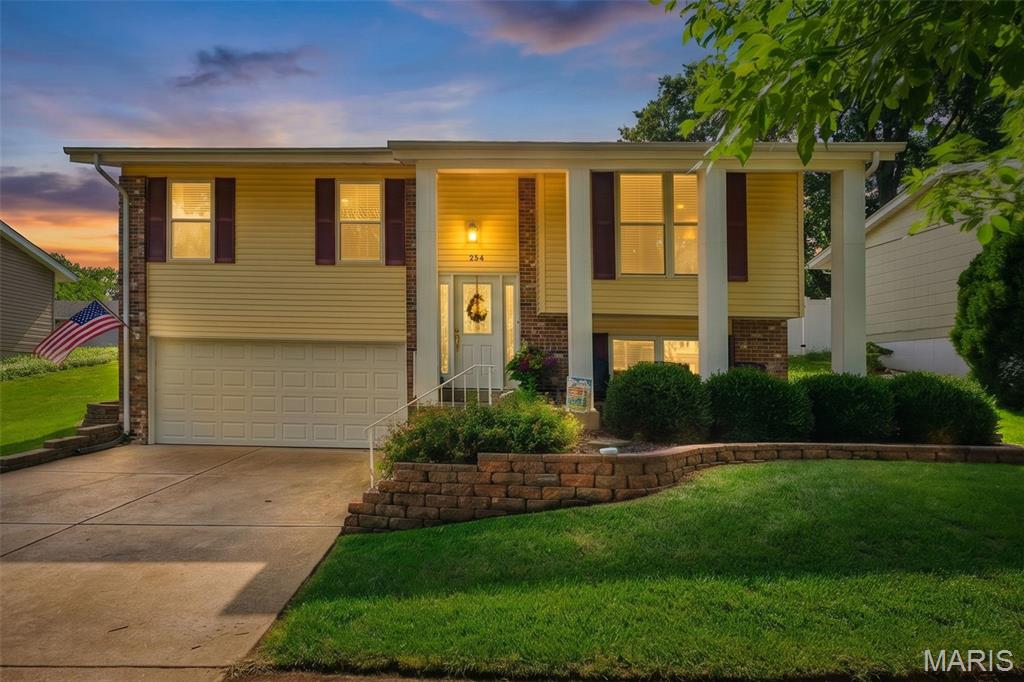 SHOWINGS BEGIN FRIDAY 6/12
FABULOUS SPLIT LEVEL WITH UPDATES THROUGHOUT! HICKORY HARDWOOD FLOORS THROUGH UPPER GREAT ROOM AND ALL 3 BEDROOMS, CUSTOM KITCHEN WITH MAPLE CABINETS, CABRIA QUARTZ COUNTERS, PORCELAIN TILE FLOOR, UNDER CABINET LIGHTING, UPDATED FULL HALL BATH, ADDITIONAL CABINETRY IN BREAKFAST ROOM WITH SLIDER THAT WALKS OUT TO AN UNBELIEVABLE PATIO AND FENCED YARD, FINISHED LOWER LEVEL WITH ADDITIONAL FAMILY ROOM AND FULL BATH, ENJOY SUMMER AT THE NEIGHBORHOOD POOL