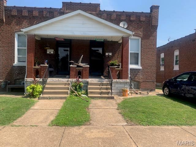 NICE DUPLEX FOR LEASE, ON THE HILL IN CITY OF ST. LOUIS. ITS A LARGE ONE BEDROOM UNIT. IT'S A GROSS LEASE. OWNER PAYS FOR HOMEOWNERS INSURANCE, REAL ESTATE TAXES, WATER, SEWER, AND M S D.  NO PETS.