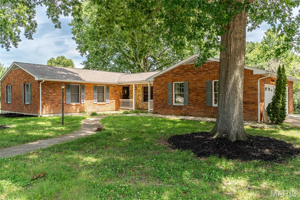 Here's your chance!!  First time on the market!  Large all brick home on large lot on a nice cul-de-sac in Union!!   Main floor has 3 bedrooms, 2 bathrooms, nice sized living room, kitchen with breakfast area, formal living room and more!   Finished lower level has 2 additional sleeping rooms, family room with bar, and full bathroom.  Nice sun porch!  Beautiful home with a side entry garage and located on a great lot!!