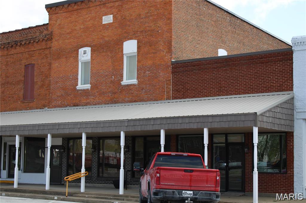 Extremely nice condition office building located downtown Shelbina, MO. This office building has had extensive remodeling done by a previous owner between the years of 2017-2018. Before that this building was previously a restaurant. Currently the building offers a large open area up front, with two offices in the back, along with a bathroom and a mechanical room. There was a new roof installed in 2022. This building would make for a great insurance office building, a real estate office, or turn it back into a restaurant or a bakery. The choice is yours! Location: Downtown, High Traffic