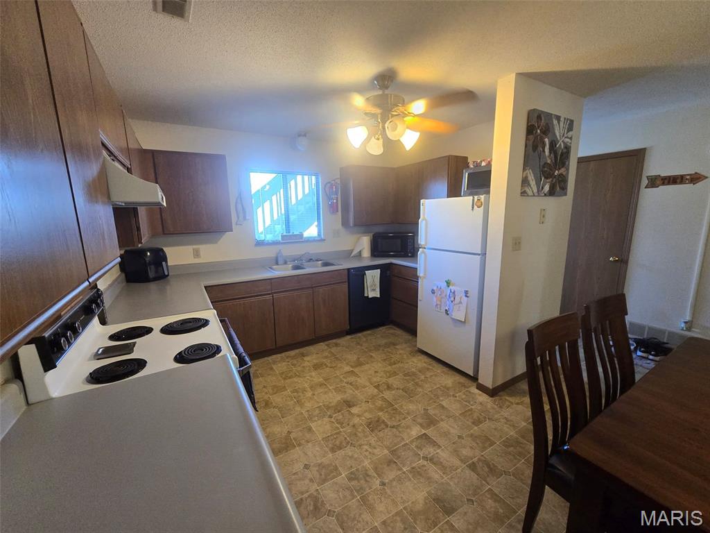 Pine lake Village - Residential