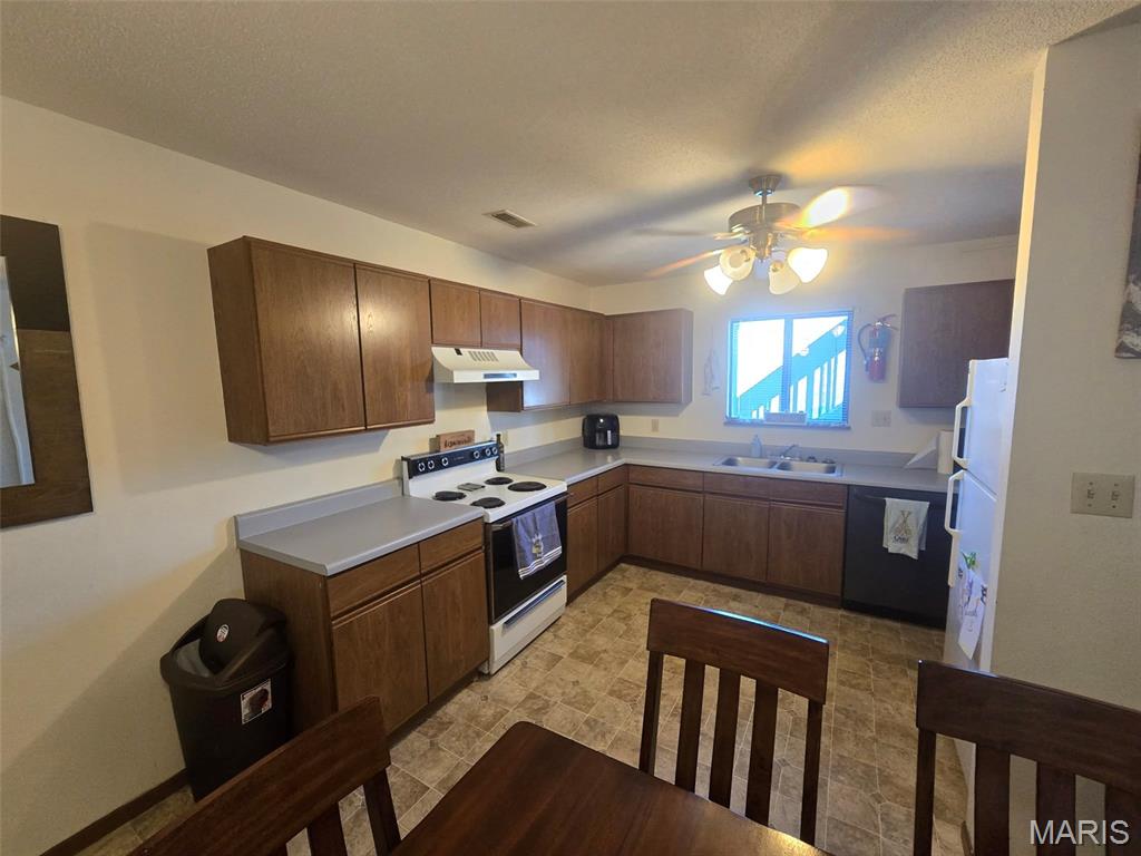 Pine lake Village - Residential