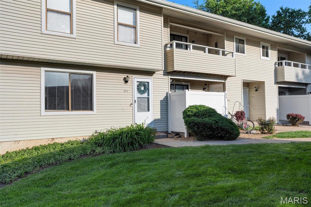 Enjoy the perfect blend of convenience, space, and value in this freshly updated end-unit townhouse in St. Peters. Recently painted and move-in ready, this home offers a bright and functional layout designed for comfortable everyday living and easy entertaining.
The kitchen and dining area flow seamlessly together, featuring stainless steel appliances and direct access to the deck—ideal for morning coffee or relaxing evenings. A convenient main-floor powder room adds extra functionality for guests.
Upstairs, you'll find two generously sized bedrooms, ample closet space, and a full bath. The unfinished lower level provides plenty of storage and the opportunity to create additional living space, along with private laundry.
Additional highlights include an assigned parking space, end-unit privacy, and low monthly condo fees of just $225, which cover landscaping, snow removal, trash, water, and sewer—making maintenance simple and affordable.
All of this in a prime St. Peters location close to shopping, dining, and everyday conveniences.