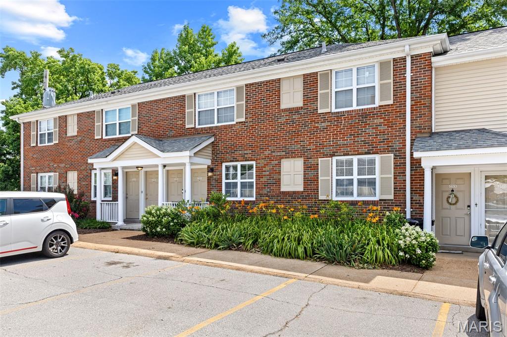 **WELCOME TO 1408 THRUSH PLACE...SHARP!!--UPDATED--GROUND LEVEL--LIGHT FILLED--2 BEDROOM--1 BATH CONDO!!**EASY/AMPLE PARKING NEAR FRONT DOOR WITH ONE STEP INTO THIS BEAUTY!!**SO MANY UPDATES...NEWER FLOORING, NEWER A/C & FURNACE (2024?), NEWER WATER HEATER, NEWER FULL-SIZE WASHER & DRYER (INCLUDED), SOME STAINLESS STEEL KITCHEN APPLIANCES, GRANITE COUNTERTOPS, DECORATIVE TILE BACKSPLASH, STYLISH LIGHT FIXTURES,  BEAUTIFUL BATHROOM,  AND MUCH MORE!!**ENJOY ALL THAT BRENTWOOD FOREST HAS TO OFFER...2 SWIMMING POOLS, TENNIS COURTS, LAKE JEFFERSON, WALKING TRAILS & CLUBHOUSE!!**BRENTWOOD FOREST IS CENTRALLY LOCATED AND CLOSE TO MAJOR HIGHWAYS, PUBLIC TRANSPORTATION, SHOPPING CENTERS, RESTAURANTS, AND MAJOR HOSPITALS!