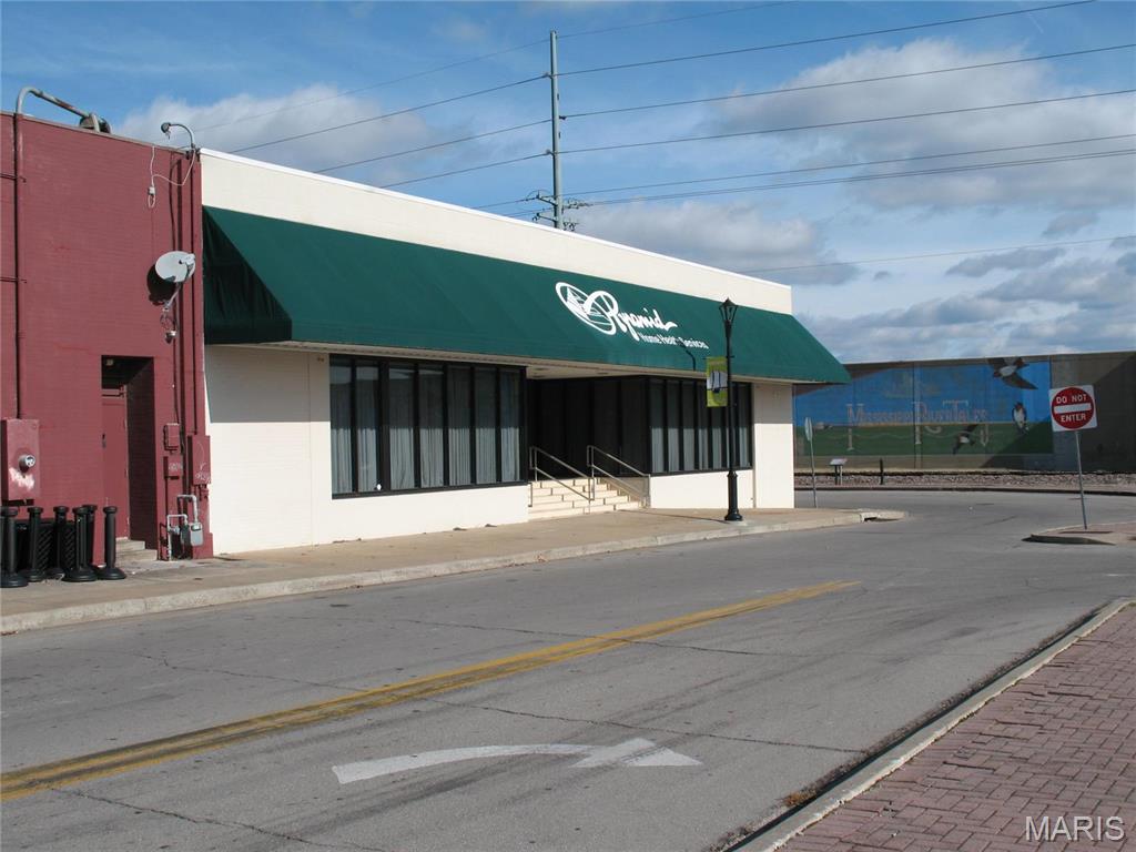 13,694 SF, single level commercial building with multiple entrances from 3 separate streets, Main, Independence and Water Streets. Large open areas and office areas that makes this property suitable for various uses and businesses. Features on-street parking along with access to a huge downtown municipal off-street parking lot just across from the building.  Located in historical downtown Cape Girardeau adjacent to the riverfront wall.  Although the past use was for a customer service operation center, it is suitable for other types of various uses and businesses. Location: Downtown