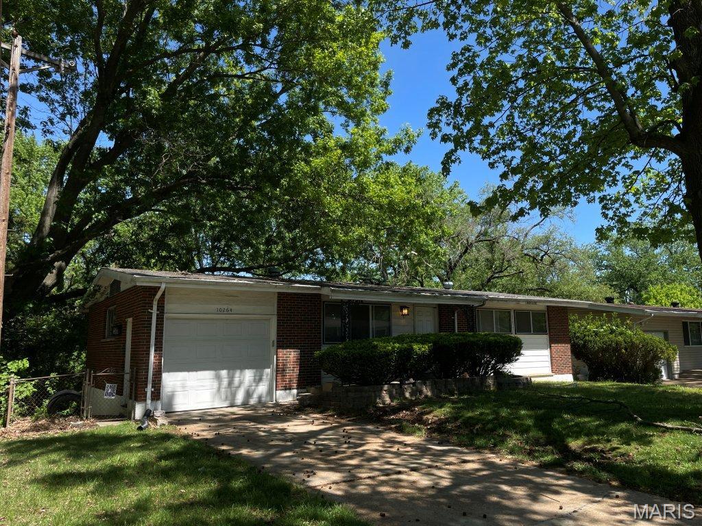 3 bedrooms, 1.5 bathrooms and over 1040 sf  ranch home nestled in the great  neighborhood of Dellwood.
1 car garage and driveway. Quiet street with friendly neighbors.