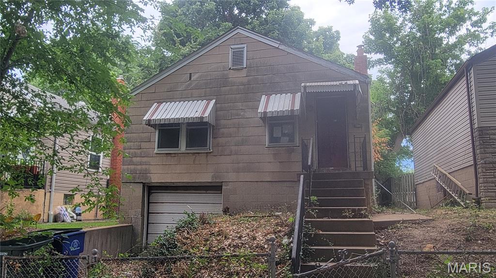 OUTSTANDING OPPORTUNITY!!! This Lindenwood Park bungalow is sure to please!  Bring your work boots and your creativity and make this one shine once again!  HUGE lot with tons of room for the whole family! SO much potential here!  Schedule a showing today! Property is to be sold in its current as-is condition with no warranties or representations by the Seller. Seller will not make repairs nor provide any inspections. Seller's addendum is required after terms of sale are agreed upon. Special Sale Contract (Form #2043) required. Proof of funds or pre-approval letter required with offer.