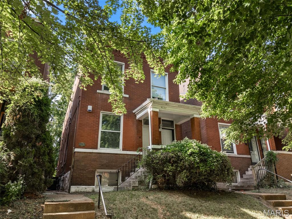 Great opportunity whether you are looking for a cashflow producing asset or a home where you can house hack this one has all the updates you've been looking for! Each unit features 2 bedrooms and 1 bathroom. Both units have been recently updated with new kitchens, bathrooms, appliances, light fixtures and fresh paint. Top floor unit is occupied with a tenant currently paying $1,060 a month.