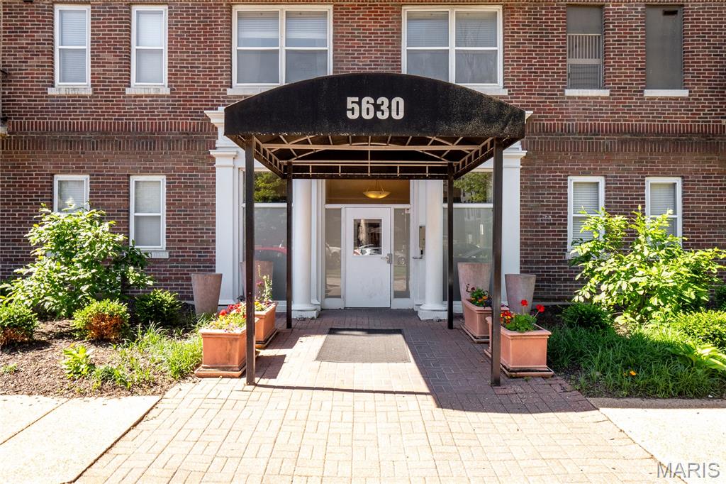 Seeking a newly renovated beautiful two bedroom condo  in a classic historic building in the heart of the Skinker/DeBaliviere neighborhood ,located across the street from Forest Park, around the corner from Wash U and 5 mins. from BJC? Look no further this is it! This stunning top floor condo is totally renovated and is referred to as "The Penthouse" model. Featuring upsell items such as  gorgeous crown molding and ceiling fans, this unit also boasts an incredibly long balcony with french doors giving you a front facing view of the neighborhood. All brand new flooring, carpeting,  kitchen cabinets, subway backsplash tile and counter top along with a wine fridge. All stainless steel appliances stay.  Open, spacious floorplan with a dining area set apart from the living room. Wash U shuttle picks up in front and building is also  located around the corner from Metrolink stop with the trolley picking up and dropping off right next door to the building, making it an ultra convenient location and absolutely  PERFECT for students, Wash U employees, BJC employees or people in their residency. For you Wash U employees, check out the LNYW forgivable loan offered by Wash U up to $12,500 towards closing costs or downpayment. Also great for investors seeking an in demand location with very appealing rental rates. SO MUCH to do in this neighborhood, walk to Forest Park for The Boathouse (soon to be re-opened) pickleball, tennis, the world famous St. Louis Zoo and St. Louis Art Museum, Shakespeare in the Park and of course the MUNY, ALL WITHIN WALKING DISTANCE. Tons of dining and entertainment in very close proximity. Stop paying rent, move in and enjoy!