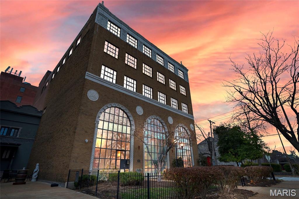 Live in the heart of the Central West End!
Stylish fourth-floor loft in the heart of the Central West End with expansive city views and abundant natural light from oversized windows. This well-maintained 2 bed, 2 bath unit features an open-concept layout and an updated kitchen with hard-surface countertops, stainless steel appliances, and ample cabinetry—perfect for everyday living or entertaining. The spacious primary suite offers a large walk-in closet and en-suite bath with soaking tub and separate walk-in shower. Second full bath and in-unit laundry add convenience. Elevator building with multiple parking options, including underground garage and covered exterior spaces. Prime location near dining, shopping, medical centers, and the best of CWE living.