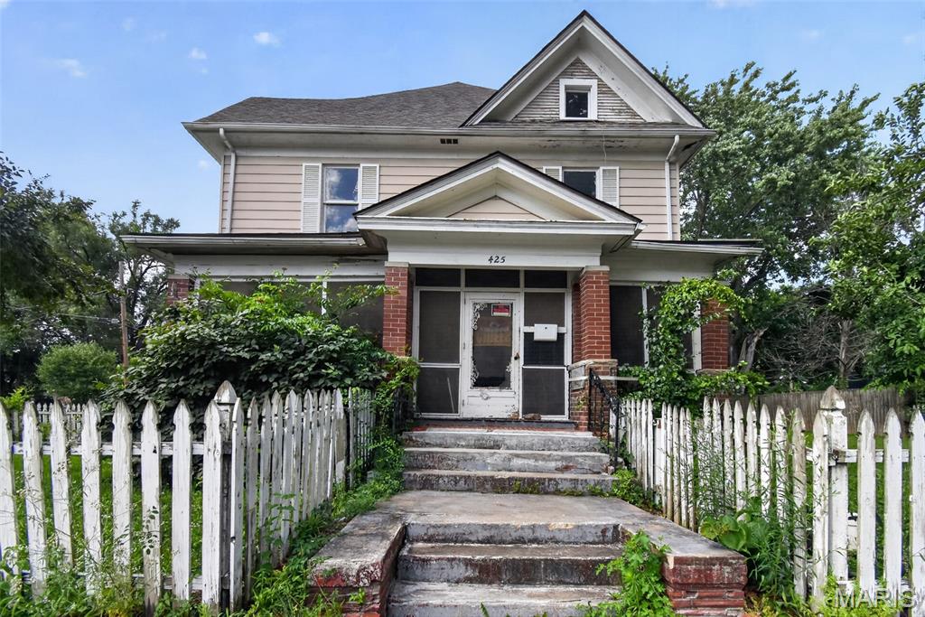 2 story, 4 bedroom home in Chillicothe, MO offers over 2,500sq ft of living space. Home is being sold as is condition.
