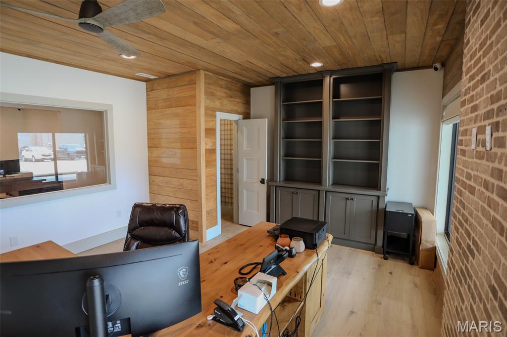none - Commercial Lease