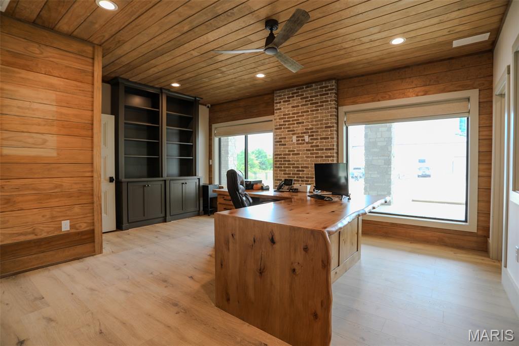 none - Commercial Lease