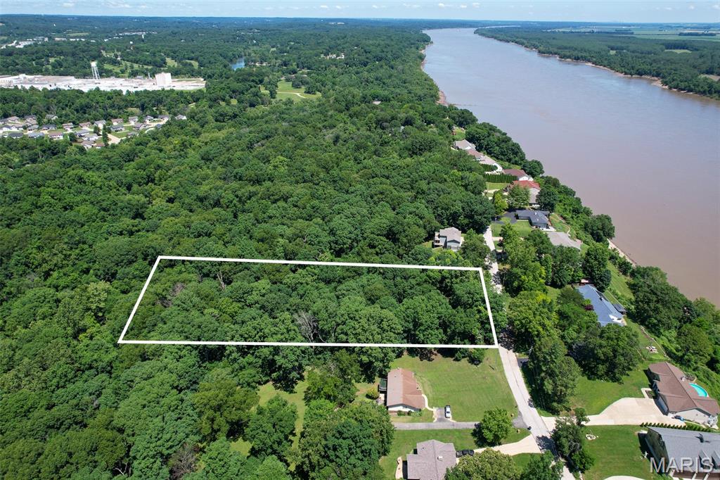 2.21 +/- acres large building lot in Herculaneum. This building lot is off of Dunklin road, not far from the Mississippi River! Electric and public water/sewer are nearby for hookup. The lot will take some fill work for a home site but with a little work you can build your dream home!