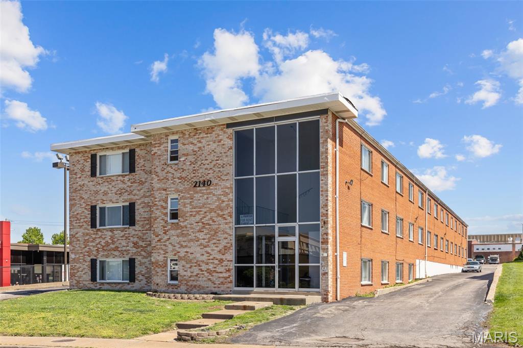 Assumable debt!!! Welcome to 2140 Hampton Ave, a well-maintained 32-unit multifamily property located in the highly desirable Clifton Heights neighborhood of St. Louis. This solid investment opportunity features 32 spacious one-bedroom units which are 650/sqft, each offering comfortable layouts that appeal to a wide range of tenants. Ideally situated near some of St. Louis’ most sought-after destinations including Barnes-Jewish Hospital, Forest Park, and the vibrant dining scene of The Hill. This property also provides convenient access to major highways, making commuting easy for residents. The building includes a lower-level laundry facility and additional tenant storage, enhancing overall convenience and livability. A dedicated rear parking lot offers valuable off-street parking which is an increasingly desirable amenity in this area. With rising rental demand in the St. Louis market, this property presents an attractive opportunity for investors seeking immediate cash flow, along with significant upside potential through value-add improvements. Don’t miss your chance to acquire a well-located, income-producing asset in one of the city’s most accessible and popular neighborhoods.