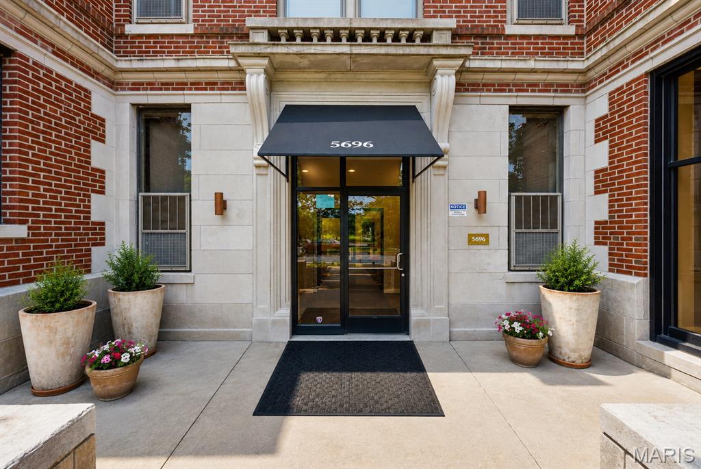 NEW PRICE & OPEN SUN 1-3PM! Charming first-floor corner unit in the historic Waterman-Kingsbury area of DeBaliviere Place! Ideally situated just four blocks north of Forest Park and two blocks from the DeBaliviere Metro Link Station - offering easy access to nearby universities, hospitals, Clayton, Central West End, University City, Downtown and all other great spots in St. Louis City! Enjoy the convenience of a secure gated parking lot with an assigned space. The building features desirable amenities including a main-level fitness center, an entertainment lounge with kitchenette, elevator access, complimentary laundry facilities on each floor, and a private basement storage locker. A seasonal pool is also available during the summer (fee applies). Inside, the unit offers a well-appointed kitchen with granite countertops and all appliances included! Convenient in-unit laundry with a washer and dryer. Modern bathroom and sizable bedroom along with walk-in closet round up this interior of this great space. You'll love the combination of convenient location & great amenities along with the ease of almost zero upkeep. Could also be used as a great rental to be added to your investment portfolio! Move-in Ready for you - comes with passed occupancy permit. CALL NOW to schedule your private tour